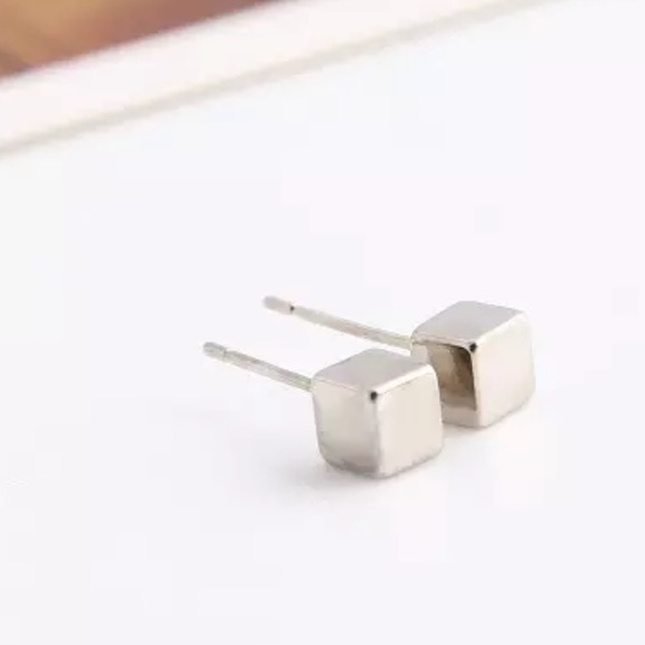 🔴5/$15🔴CLEARANCE Silver Cube Simple Earrings NEW - Picture 6 of 11